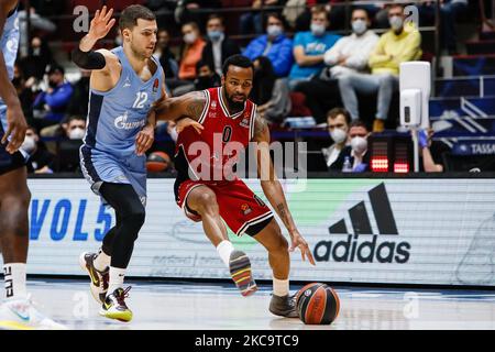 Kevin Punter (C) de Milan et Billy Baron de Zenit Saint-Pétersbourg en action pendant le match de basketball de l'Euroligue entre Zenit Saint-Pétersbourg et AX Armani Exchange Milan sur 22 février 2020 à l'arène de Sibur à Saint-Pétersbourg, Russie. (Photo de Mike Kireev/NurPhoto) Banque D'Images