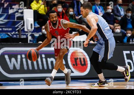 Kevin Punter (L) de Milan et Billy Baron de Zenit Saint-Pétersbourg en action pendant le match de basketball de l'Euroligue entre Zenit Saint-Pétersbourg et AX Armani Exchange Milan sur 22 février 2020 à l'arène de Sibur à Saint-Pétersbourg, Russie. (Photo de Mike Kireev/NurPhoto) Banque D'Images