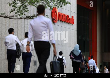 Les gens marchent devant une succursale de la Société bancaire Oversea-chinoise (OCBC) dans le quartier central des affaires sur 23 février 2021 à Singapour. OCBC doit publier les résultats de l'exercice complet le 24 février. (Photo de Suhaimi Abdullah/NurPhoto) Banque D'Images