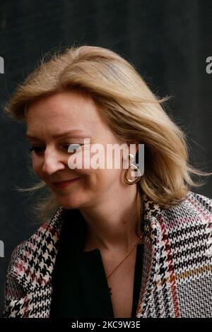 Liz Truss, secrétaire d'État au Commerce international, président de la Chambre de commerce et ministre des femmes et des équialités, député conservateur du sud-ouest de Norfolk, quitte le 10 Downing Street à Londres, en Angleterre, sur 23 février 2021. (Photo de David Cliff/NurPhoto) Banque D'Images