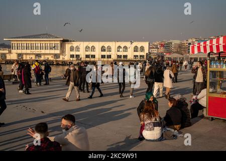 La vie quotidienne à Istanbul, Turquie vue sur 23 février 2021. La Turquie commencera progressivement à se normaliser par rapport aux restrictions du coronavirus à partir de 1 mars, a déclaré le ministre de la Santé Fahrettin Koca. (Photo par Erhan Demirtas/NurPhoto) Banque D'Images