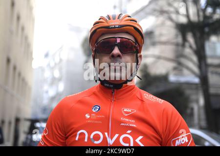 Carol-Eduard Novak la ministre roumaine de la Jeunesse et des Sports s'entraîne à vélo à Bucarest pour préparer les Jeux Olympiques, le mardi 23 février 2021, Bucarest, Roumanie. Il a représenté la Roumanie aux quatre Jeux paralympiques d'Athènes, de Beijing, de Londres et de Rio de Janeiro. Il remporte une médaille d'argent à Beijing, alors qu'en 2012, à Londres, il remporte une médaille d'or et une médaille d'argent. (Photo par Alex Nicodim/NurPhoto) Banque D'Images