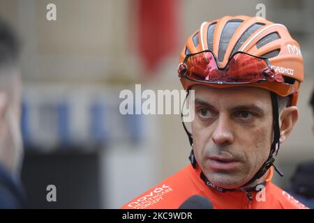 Carol-Eduard Novak la ministre roumaine de la Jeunesse et des Sports s'entraîne à vélo à Bucarest pour préparer les Jeux Olympiques, le mardi 23 février 2021, Bucarest, Roumanie. Il a représenté la Roumanie aux quatre Jeux paralympiques d'Athènes, de Beijing, de Londres et de Rio de Janeiro. Il remporte une médaille d'argent à Beijing, alors qu'en 2012, à Londres, il remporte une médaille d'or et une médaille d'argent. (Photo par Alex Nicodim/NurPhoto) Banque D'Images
