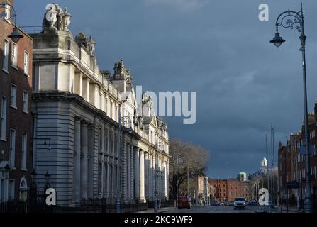 Vue sur Merrion Street Upper avec bâtiments gouvernementaux (à gauche) dans le centre-ville de Dublin pendant le confinement de niveau cinq Covid-19. Le Taoiseach Micheal Martin vient de confirmer l'extension des restrictions de niveau 5 de l'Irlande à 5 avril, dans une adresse de télévision en direct. Le plan de vie avec Covid révisé annoncé par le Taoiseach comprend la réouverture progressive des écoles et de la garde d'enfants. Mardi, 23 février 2021, à Dublin, Irlande. (Photo par Artur Widak/NurPhoto) Banque D'Images