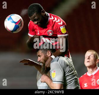 Adedeji Oshilaja de Charlton avec une tête lors du match Sky Bet League 1 entre Charlton Athletic et Burton Albion à la Valley, Londres, le mardi 23rd février 2021. (Photo de Juan Gasperini/MI News/NurPhoto) Banque D'Images