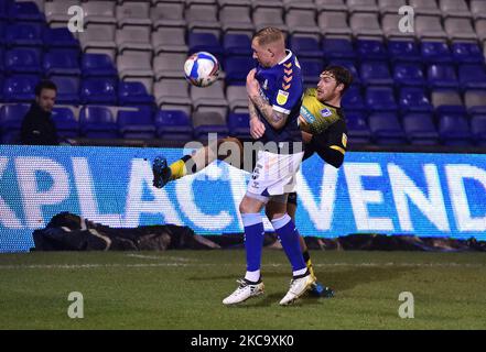 Nicky Adams d'Oldham Athletic se bat avec Luke James de Barrow lors du match Sky Bet League 2 entre Oldham Athletic et Barrow à Boundary Park, Oldham, le mardi 23rd février 2021. (Crédit : Eddie Garvey | MI News) (photo de MI News/NurPhoto) Banque D'Images