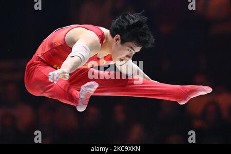 Liverpool, Royaume-Uni. 04th novembre 2022. Gymnastique: Championnat du monde, tout autour, hommes, à M&S Bank Arena. Zhang Boheng, de Chine, se produit sur des barres parallèles. Credit: Marijan Murat/dpa/Alamy Live News Banque D'Images