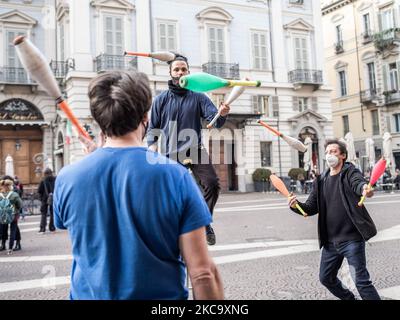 Des centaines de personnes se sont rassemblées Piazza Carignano devant le Teatro Carignano, l'un des principaux théâtres de Turin, sur 23 février 2021 pour participer à la manifestation nationale du secteur du divertissement organisée par des travailleurs du secteur du divertissement, des théâtres, des musiciens, des cirques, des acteurs, jongleurs et carrousels. Le secteur du divertissement ayant été contraint de cesser de fonctionner en raison des décrets du gouvernement italien dans le contexte de la pandémie Covid-19. (Photo de Mauro Ujetto/NurPhoto) Banque D'Images