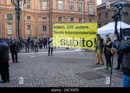 Des centaines de personnes se sont rassemblées Piazza Carignano devant le Teatro Carignano, l'un des principaux théâtres de Turin, sur 23 février 2021 pour participer à la manifestation nationale du secteur du divertissement organisée par des travailleurs du secteur du divertissement, des théâtres, des musiciens, des cirques, des acteurs, jongleurs et carrousels. Le secteur du divertissement ayant été contraint de cesser de fonctionner en raison des décrets du gouvernement italien dans le contexte de la pandémie Covid-19. (Photo de Mauro Ujetto/NurPhoto) Banque D'Images