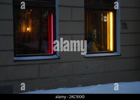 Buste du révolutionnaire et premier chef du VChK (plus tard le KGB et FSB) Felix Dzerzhinsky dans un café dans le centre de Saint-Pétersbourg, Russie, sur 23 février 2021. Un monument à Felix Dzerzhinsky devrait être érigé en face du bâtiment FSB sur la place Lubyanka à Moscou. Le monument a été démantelé après l'effondrement de l'Union soviétique. (Photo de Valya Egorshin/NurPhoto) Banque D'Images