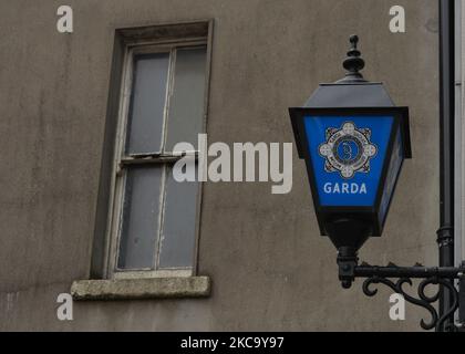 Une lampe de Garde avec un logo Garda Siochana vu à l'extérieur de la station de Garde de Kevin Street District dans le centre de Dublin pendant le niveau 5 Covid-19 verrouillage. Mercredi, 24 février 2021, à Dublin, Irlande. (Photo par Artur Widak/NurPhoto) Banque D'Images