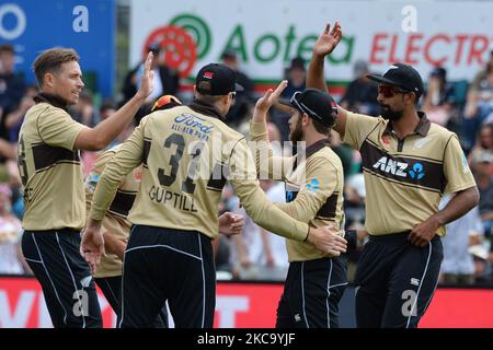 Le capitaine de New Zealand Kane Williamson (2R) célèbre avec ses coéquipiers après le renvoi de Matthew Wade en Australie lors du deuxième match international de cricket de Twenty20 entre la Nouvelle-Zélande et l'Australie à l'Université Oval de Dunedin, en Nouvelle-Zélande, sur 25 février 2021. (Photo de Sanka Vidanagama/NurPhoto) Banque D'Images