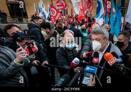 ROME, ITALIE - 25 février, le secrétaire national Cgil Maurizio Landini laisse des déclarations à la presse, lors de .protestation des syndicats Filt Cgil, Uiltrasporti et UGL transport aérien et les travailleurs aéroportuaires sur la place Montecitorio pour appeler le gouvernement à agir sur le transport aérien, La crise économique du secteur met en danger 40000 emplois. A Rome, 25 février 2021 (photo d'Andrea Ronchini/NurPhoto) Banque D'Images