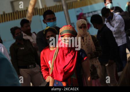 Un groupe de banlieue à visage couvert attend d'être testé pour COVID-19, lors d'une campagne de test pour la maladie du coronavirus, à Anand Vihar ISBT à New Delhi, Inde sur 25 février 2021. Au total, 16 738 nouveaux cas quotidiens ont été enregistrés en 24 heures. Les cas actifs de Covid-19 en Inde ont été enregistrés à 1,51,708, a déclaré jeudi le ministère de la Santé de l'Union, soulignant que l'augmentation des nouveaux cas quotidiens était due à une augmentation dans certains États comme le Maharashtra, le Kerala, le Punjab, le Madhya Pradesh, le Tamil Nadu, Gujarat et Chhattisgarh. (Photo de Mayank Makhija/NurPhoto) Banque D'Images