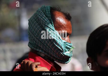 Un groupe de banlieue à visage couvert attend d'être testé pour COVID-19, lors d'une campagne de test pour la maladie du coronavirus, à Anand Vihar ISBT à New Delhi, Inde sur 25 février 2021. Au total, 16 738 nouveaux cas quotidiens ont été enregistrés en 24 heures. Les cas actifs de Covid-19 en Inde ont été enregistrés à 1,51,708, a déclaré jeudi le ministère de la Santé de l'Union, soulignant que l'augmentation des nouveaux cas quotidiens était due à une augmentation dans certains États comme le Maharashtra, le Kerala, le Punjab, le Madhya Pradesh, le Tamil Nadu, Gujarat et Chhattisgarh. (Photo de Mayank Makhija/NurPhoto) Banque D'Images