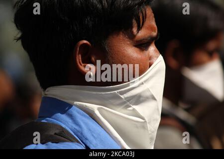 Un groupe de banlieue à visage couvert attend d'être testé pour COVID-19, lors d'une campagne de test pour la maladie du coronavirus, à Anand Vihar ISBT à New Delhi, Inde sur 25 février 2021. Au total, 16 738 nouveaux cas quotidiens ont été enregistrés en 24 heures. Les cas actifs de Covid-19 en Inde ont été enregistrés à 1,51,708, a déclaré jeudi le ministère de la Santé de l'Union, soulignant que l'augmentation des nouveaux cas quotidiens était due à une augmentation dans certains États comme le Maharashtra, le Kerala, le Punjab, le Madhya Pradesh, le Tamil Nadu, Gujarat et Chhattisgarh. (Photo de Mayank Makhija/NurPhoto) Banque D'Images