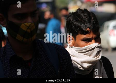 Un groupe de banlieue à visage couvert attend d'être testé pour COVID-19, lors d'une campagne de test pour la maladie du coronavirus, à Anand Vihar ISBT à New Delhi, Inde sur 25 février 2021. Au total, 16 738 nouveaux cas quotidiens ont été enregistrés en 24 heures. Les cas actifs de Covid-19 en Inde ont été enregistrés à 1,51,708, a déclaré jeudi le ministère de la Santé de l'Union, soulignant que l'augmentation des nouveaux cas quotidiens était due à une augmentation dans certains États comme le Maharashtra, le Kerala, le Punjab, le Madhya Pradesh, le Tamil Nadu, Gujarat et Chhattisgarh. (Photo de Mayank Makhija/NurPhoto) Banque D'Images