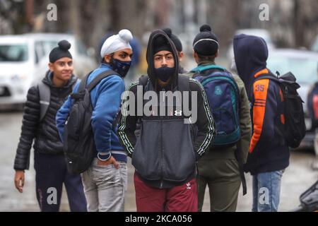 Des étudiants de Kashmiri à l'extérieur d'un centre de formation à Baramulla, jammu-et-Cachemire, Inde, le 26 février 2021. Vendredi, le Conseil de l'éducation scolaire de Jammu-et-Cachemire (JKBOSE) a déclaré les résultats annuels réguliers de l'examen scolaire secondaire (SSC ou classe 10) pour la division Cachemire. (Photo de Nasir Kachroo/NurPhoto) Banque D'Images