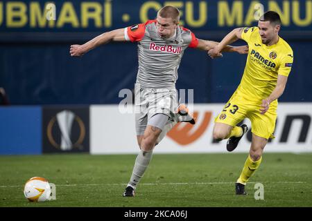 Rasmus Kristensen du FC RB Salzburgo (L) en action contre les Moises Gomez Bordonado de Villarreal lors du match de la Ligue Europa de 32 seconde jambe entre Villarreal CF et Salzburgo au stade de la Ceramica sur 25 février 2021.(photo de José Miguel Fernandez/Nurero photo) Banque D'Images