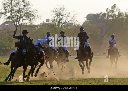 Les joueurs de Sujan Polo et de Chandna Group se disputent les matchs de polo de la « Rajmata Gayatri Devi Memorial Cup » au terrain de polo de Jaipur, Rajasthan, Inde, le jeudi 25 février 2021.(photo de Vishal Bhatnagar/NurPhoto) Banque D'Images