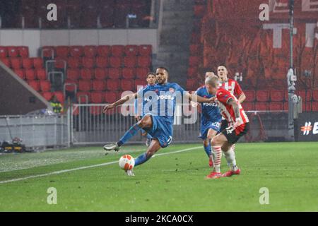 Youssef El-Arabi #11 de l'Olympiacos en action avec le ballon lors de l'UEFA Europa League Round de 32 match entre le PSV Eindhoven et Olympiakos Piraeus à l'25 février 2021 à Eindhoven, Pays-Bas. Lors du match de 32 de l'UEFA Europa League entre le PSV Eindhoven et l'Olympiakos Pirée at on 25 février 2021 à Eindhoven, pays-Bas. (Photo de Nicolas Economou/NurPhoto) Banque D'Images