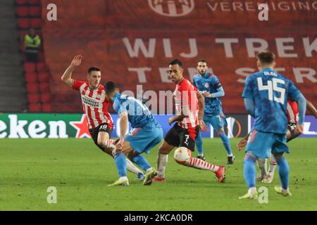 (G-D) Ryan Thomas #30, Eran Zahavi #7 du PSV avec le ballon lors de l'UEFA Europa League Round de 32 match entre le PSV Eindhoven et Olympiakos Pirée à l'25 février 2021 à Eindhoven, Pays-Bas. Lors du match de 32 de l'UEFA Europa League entre le PSV Eindhoven et l'Olympiakos Pirée at on 25 février 2021 à Eindhoven, pays-Bas. (Photo de Nicolas Economou/NurPhoto) Banque D'Images