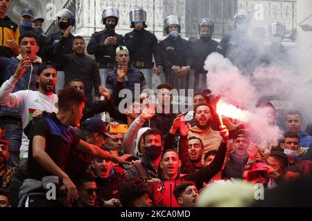 Les Algériens crient des slogans lors d'une manifestation anti-gouvernementale à Alger, Algérie, le 26 février 2021. Les manifestants appellent au changement en Algérie et à une pause totale avec l'ancien système (photo par APP/NurPhoto) Banque D'Images