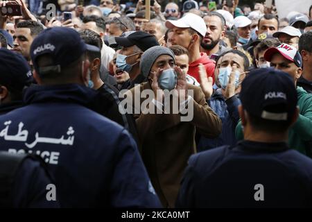 Les Algériens crient des slogans lors d'une manifestation anti-gouvernementale à Alger, Algérie, le 26 février 2021. Les manifestants appellent au changement en Algérie et à une pause totale avec l'ancien système (photo par APP/NurPhoto) Banque D'Images