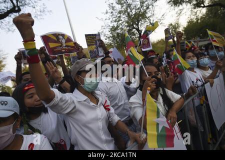 Manifestation du Myanmar lors d'une manifestation contre le coup d'État militaire du Myanmar, devant le bâtiment des Nations Unies à Bangkok, Thaïlande, 21 février 2021. (Photo par Anusak Laowilas/NurPhoto) Banque D'Images