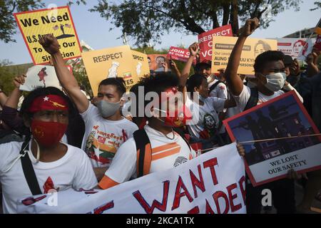 Manifestation du Myanmar lors d'une manifestation contre le coup d'État militaire du Myanmar, devant le bâtiment des Nations Unies à Bangkok, Thaïlande, 21 février 2021. (Photo par Anusak Laowilas/NurPhoto) Banque D'Images