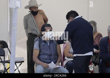 Le personnel médical immunise les adultes âgés de 60 ans et plus avec le vaccin Spoutnik V qui a visité une unité de vaccination à Bosque de Tláhuac, Mexico, pendant l'urgence sanitaire COVID-19 et le feu de circulation épidémiologique orange dans la capitale. Selon les autorités, 800 000 doses seront appliquées à Mexico et seront distribuées dans plusieurs districts. (Photo de Gerardo Vieyra/NurPhoto) Banque D'Images