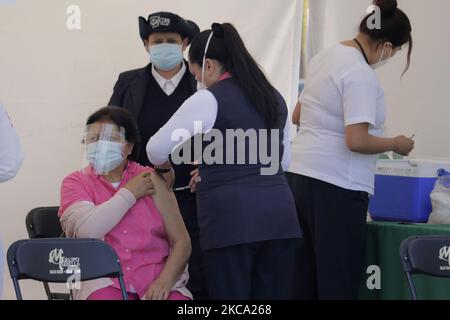 Le personnel médical immunise les adultes âgés de 60 ans et plus avec le vaccin Spoutnik V qui a visité une unité de vaccination à Bosque de Tláhuac, Mexico, pendant l'urgence sanitaire COVID-19 et le feu de circulation épidémiologique orange dans la capitale. Selon les autorités, 800 000 doses seront appliquées à Mexico et seront distribuées dans plusieurs districts. (Photo de Gerardo Vieyra/NurPhoto) Banque D'Images