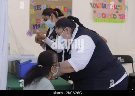 Le personnel médical immunise les adultes âgés de 60 ans et plus avec le vaccin Spoutnik V qui a visité une unité de vaccination à Bosque de Tláhuac, Mexico, pendant l'urgence sanitaire COVID-19 et le feu de circulation épidémiologique orange dans la capitale. Selon les autorités, 800 000 doses seront appliquées à Mexico et seront distribuées dans plusieurs districts. (Photo de Gerardo Vieyra/NurPhoto) Banque D'Images