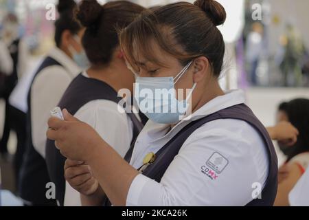 Le personnel médical immunise les adultes âgés de 60 ans et plus avec le vaccin Spoutnik V qui a visité une unité de vaccination à Bosque de Tláhuac, Mexico, pendant l'urgence sanitaire COVID-19 et le feu de circulation épidémiologique orange dans la capitale. Selon les autorités, 800 000 doses seront appliquées à Mexico et seront distribuées dans plusieurs districts. (Photo de Gerardo Vieyra/NurPhoto) Banque D'Images