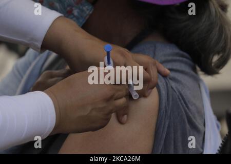 Le personnel médical immunise les adultes âgés de 60 ans et plus avec le vaccin Spoutnik V qui a visité une unité de vaccination à Bosque de Tláhuac, Mexico, pendant l'urgence sanitaire COVID-19 et le feu de circulation épidémiologique orange dans la capitale. Selon les autorités, 800 000 doses seront appliquées à Mexico et seront distribuées dans plusieurs districts. (Photo de Gerardo Vieyra/NurPhoto) Banque D'Images