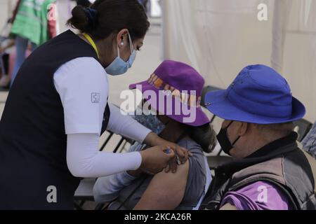 Le personnel médical immunise les adultes âgés de 60 ans et plus avec le vaccin Spoutnik V qui a visité une unité de vaccination à Bosque de Tláhuac, Mexico, pendant l'urgence sanitaire COVID-19 et le feu de circulation épidémiologique orange dans la capitale. Selon les autorités, 800 000 doses seront appliquées à Mexico et seront distribuées dans plusieurs districts. (Photo de Gerardo Vieyra/NurPhoto) Banque D'Images