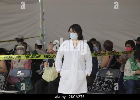 Le personnel médical supervise la zone d'observation à l'intérieur de la forêt de Tláhuac à Mexico, où les adultes âgés de 60 ans et plus ont été immunisés avec le vaccin Spoutnik V pendant l'urgence sanitaire COVID-19 et le feu de circulation épidémiologique orange dans la capitale. Selon les autorités, 800 000 doses seront appliquées à Mexico et seront distribuées dans plusieurs districts. (Photo de Gerardo Vieyra/NurPhoto) Banque D'Images