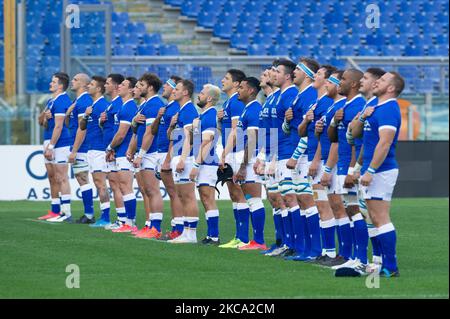 Équipe italienne lors des hymnes nationaux avant le match de rugby Guinness des six Nations de 2021 entre l'Italie et l'Irlande au stade Olimpic (Stadio Olimpico) à Rome, Italie, sur 27 février 2021. Le match se joue derrière des portes fermées à cause de Covid19 pandemy. (Photo par Lorenzo Di Cola/NurPhoto) Banque D'Images