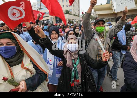 Les partisans voilés d'Ennahda soulèvent des roses alors qu'ils brandisent les drapeaux de la Tunisie lors d'une manifestation organisée par le parti islamiste d'Ennahda sur l'avenue Mohammed V dans la capitale Tunis, Tunisie, sur 27 février 2021, En faveur de la « légitimité » du Parlement et du gouvernement du premier ministre Hichem Machichi et pour protester contre le rejet par le président Kais Saied du remaniement de Mechichi et pour « protéger la démocratie ». (Photo de Chedly Ben Ibrahim/NurPhoto) Banque D'Images