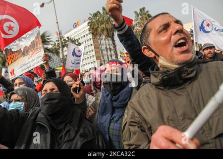 Les partisans branle des fags de Tunisie et des drapeaux d'Ennahda alors qu'ils crient des slogans lors d'une manifestation organisée par le parti islamiste d'Ennahda sur l'avenue Mohammed V dans la capitale Tunis, Tunisie, sur 27 février 2021, En faveur de la « légitimité » du Parlement et du gouvernement du premier ministre Hichem Machichi et pour protester contre le rejet par le président Kais Saied du remaniement de Mechichi et pour « protéger la démocratie ». (Photo de Chedly Ben Ibrahim/NurPhoto) Banque D'Images