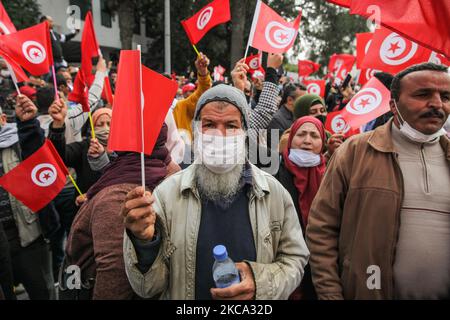 Les partisans d'Ennahda vagues de la Tunisie lors d'une manifestation organisée par le parti islamiste d'Ennahda sur l'avenue Mohammed V dans la capitale Tunis, Tunisie, sur 27 février 2021, En faveur de la « légitimité » du Parlement et du gouvernement du premier ministre Hichem Machichi et pour protester contre le rejet par le président Kais Saied du remaniement de Mechichi et pour « protéger la démocratie ». (Photo de Chedly Ben Ibrahim/NurPhoto) Banque D'Images