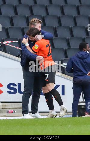 Elliot Lee fête avec le Manager Karl Robinson après avoir obtenu le score pour Oxford United, et égalise pour amener le score à 1 - 1 contre les Dons de Milton Keynes, lors du match Sky Bet League One entre MK Dons et Oxford United au stade MK, Milton Keynes, le samedi 27th février 2021. (Photo de John Cripps/MI News/NurPhoto) Banque D'Images