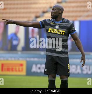 Romelu Lukaku de FC Internazionale gestes pendant la série Un match entre FC Internazionale et Gênes CFC au Stadio Giuseppe Meazza sur 28 février 2021 à Milan, Italie. Les stades sportifs autour de l'Italie restent soumis à des restrictions strictes en raison de la pandémie du coronavirus, car les lois de distanciation sociale du gouvernement interdisent aux fans à l'intérieur des lieux, ce qui entraîne le jeu derrière des portes fermées. (Photo de Giuseppe Cottini/NurPhoto) Banque D'Images