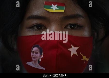 Les manifestants du Myanmar portent un masque avec l'image de l'icône de la démocratie du Myanmar Aung San Suu Kyi lorsqu'ils prennent part à une manifestation à Bangkok, Thaïlande, le 28 février 2021. (Photo par Anusak Laowilas/NurPhoto) Banque D'Images