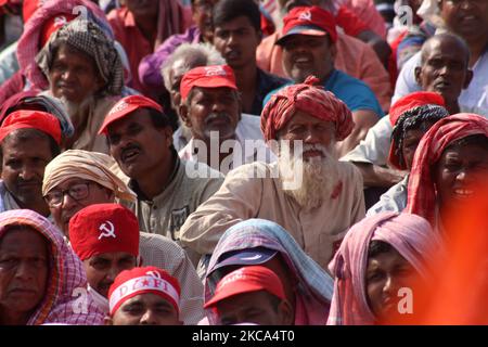 Les militants et les partisans se rassemblent lors du rassemblement de la campagne électorale conjointe du Congrès de gauche et du Front laïque indien (FSI), en prévision des sondages de l'Assemblée du Bengale occidental au site de la Brigade Parade à Kolkata sur 28 février,2021. (Photo de Debajyoti Chakraborty/NurPhoto) Banque D'Images