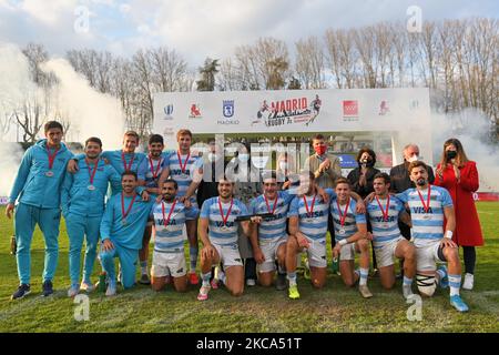 L'équipe Argentine se pose avec le trophée après avoir remporté le rugby de Madrid 7s à l'Estadio Nacional Complutense à Madrid, Espagne. (Photo de Gerard Franco/DAX Images/NurPhoto) Banque D'Images