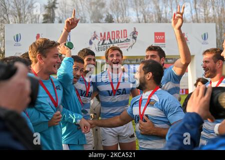 L'équipe Argentine se pose avec le trophée après avoir remporté le rugby de Madrid 7s à l'Estadio Nacional Complutense à Madrid, Espagne. (Photo de Gerard Franco/DAX Images/NurPhoto) Banque D'Images