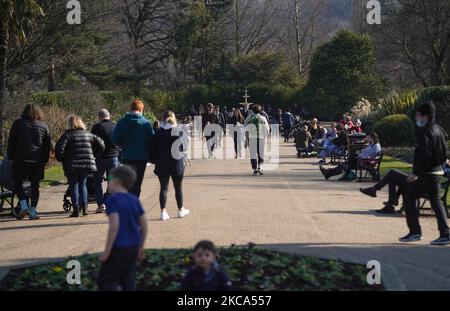 Les membres de la promenade publique dans les jardins botaniques de Sheffield le 28 février 2021. (Photo de Giannis Alexopoulos/NurPhoto) Banque D'Images