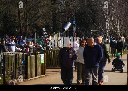 Les membres du public traversent le parc Endcliffe à Sheffield le 28 février 2021. (Photo de Giannis Alexopoulos/NurPhoto) Banque D'Images