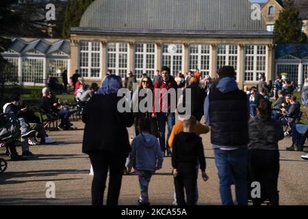 Les membres de la promenade publique dans les jardins botaniques de Sheffield le 28 février 2021. (Photo de Giannis Alexopoulos/NurPhoto) Banque D'Images